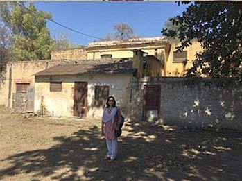 Sarab Kaur in front of the he railway house in Lahore, where her father family lived in pre-Partition time. 2016.